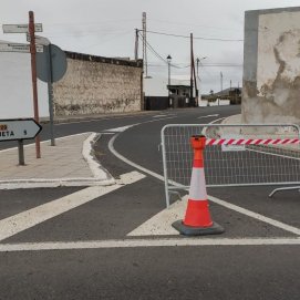 Carretera cortada por la improvisada romería de Los Dolores