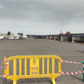 La explanada del mercado de Los Dolores, precintada por el Ayuntamiento