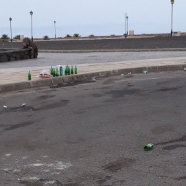 Restos de botellas de alcohol en San Francisco Javier