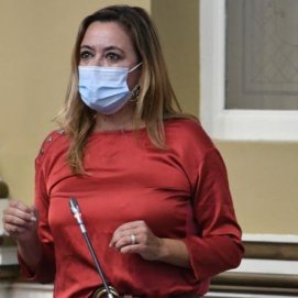 María Dolores Corujo en el Parlamento de Canarias