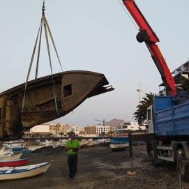 Retiran un barco hundido en El Charco de San Ginés