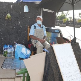 Protesta del agricultor Manuel Peláez a las puertas del Cabildo por el cierre de los mercadillos