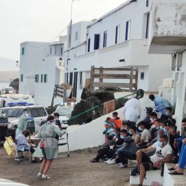 Asistencia a inmigrantes llegados en patera a Caleta de Caballo