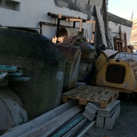 Material de construcción en un solar de San Bartolomé