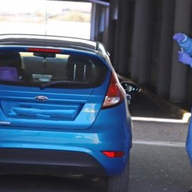 Recogida de muestras en el auto covid del Hospital Molina Orosa para las pruebas de coronavirus