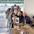 Mariano García (en medio) junto a su familia