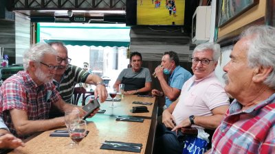 Mariano García junto a amigos y familia