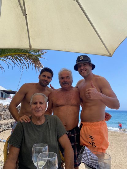 Mariano García junto a amigos y familia