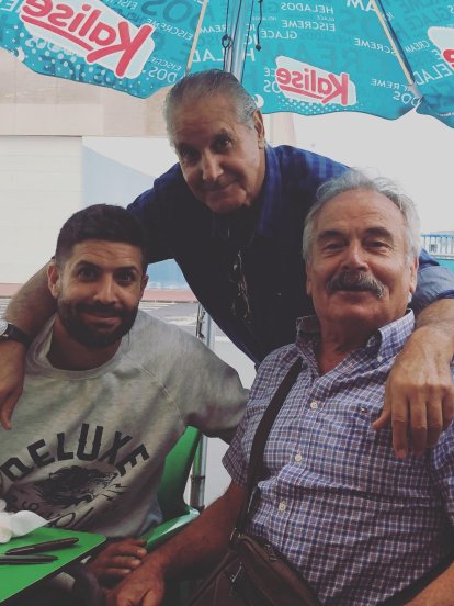 Mariano García junto a amigos y familia