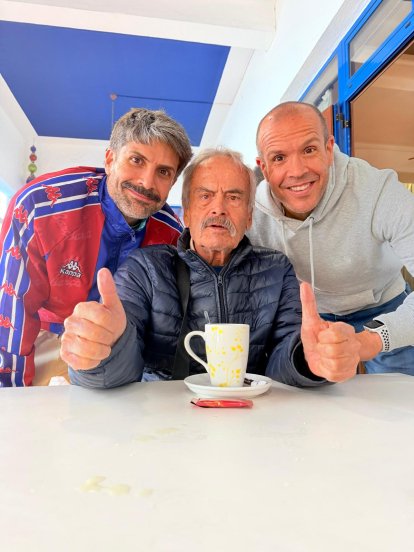 Mariano García junto a amigos y familia