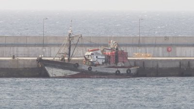 El barco pesquero en el muelle de Arrecife. Foto: Juan Mateos.