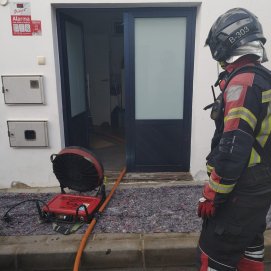 Bomberos durante los trabajos de extinción