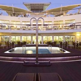 Piscina exterior del ferry que une Lanzarote con Cádiz