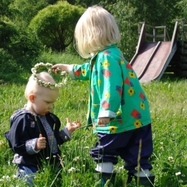 Dos niños finlandeses celebrando la llegada del verano. Foto: Jouni Lampinen (kuntalehti.fi)