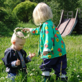 Dos niños finlandeses celebrando la llegada del verano. Foto: Jouni Lampinen (kuntalehti.fi)