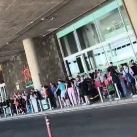 Largas colas para coger un taxi en el Aeropuerto de Lanzarote