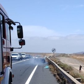 Vehículo incendiado en la LZ-1.