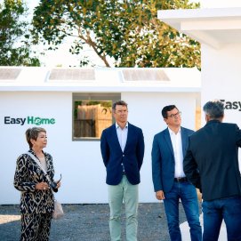 La jefa de la patronal visita una empresa de construcción industrializada junto al consejero del ramo.