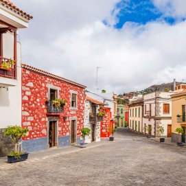 Calle Real de la localidad grancanaria de Santa Brígida, que tiene la renta per cápita más alta de Canarias.