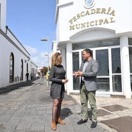 El alcalde Yonathan de León y la concejala Eli Merino frente a la Pescadería Municipal