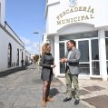 El alcalde Yonathan de León y la concejala Eli Merino frente a la Pescadería Municipal