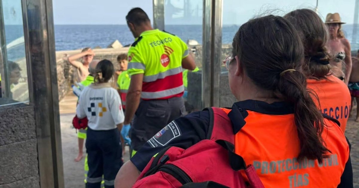 Minor injured after jumping into the water and hitting head in Puerto del Carmen