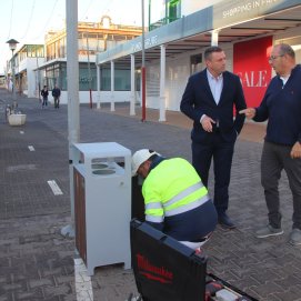 El alcalde de Yaiza y el concejal de Limpieza en una visita a la calle Limones de Playa Blanca