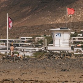 Un puesto de emergencia en la playa de Famara. Foto: Cedida.