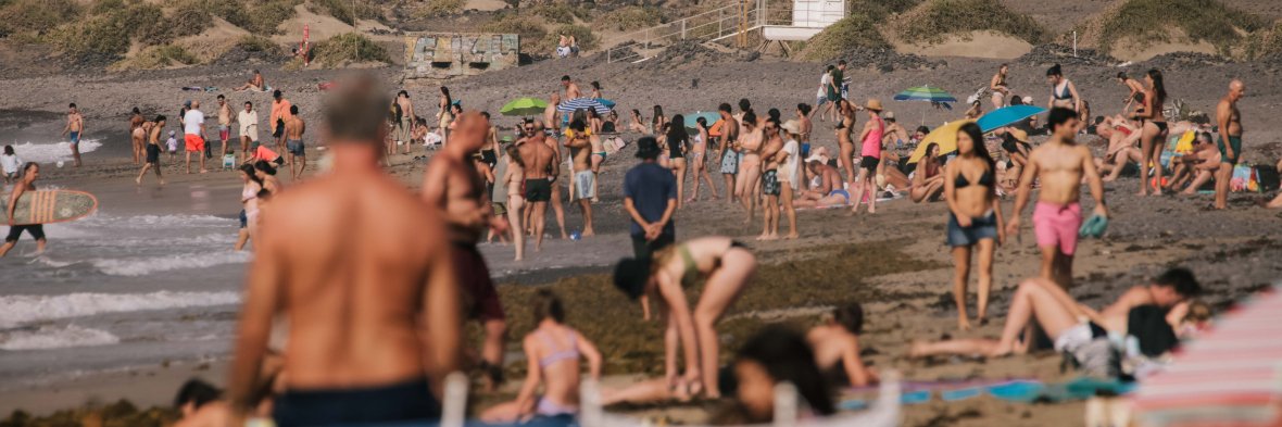 Bañistas en la playa de Famara.