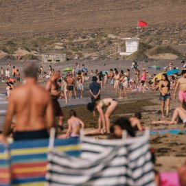 Bañistas en la playa de Famara.