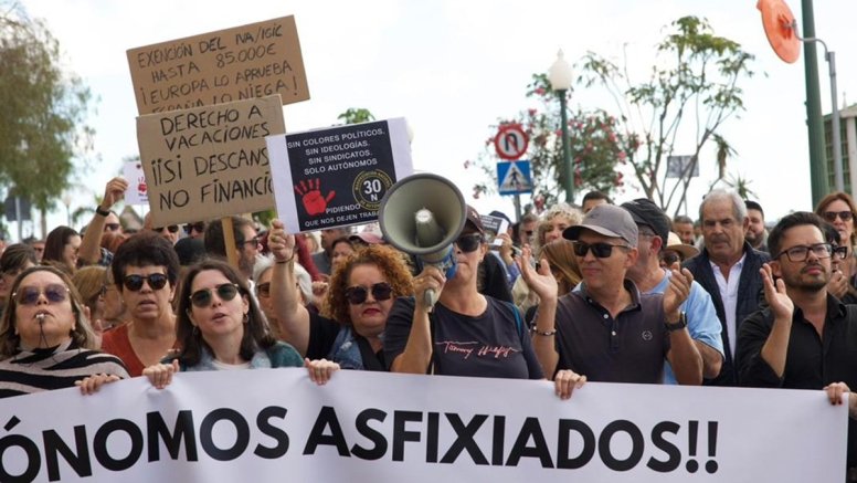 Manifestación de autónomos en Arrecife para que el umbral cumpla la normativa europea de 85.000 euros, entre otras reivindicaciones.