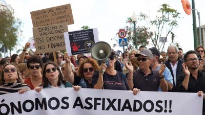 Manifestación de autónomos en Arrecife para que el umbral cumpla la normativa europea de 85.000 euros, entre otras reivindicaciones.