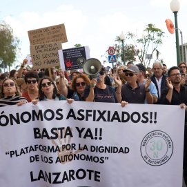 Manifestación de autónomos en Arrecife para que el umbral cumpla la normativa europea de 85.000 euros, entre otras reivindicaciones.