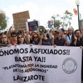 Manifestación de autónomos en Arrecife para que el umbral cumpla la normativa europea de 85.000 euros, entre otras reivindicaciones.