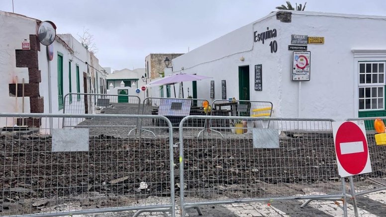 Una calle de La Villa de Teguise en obras.