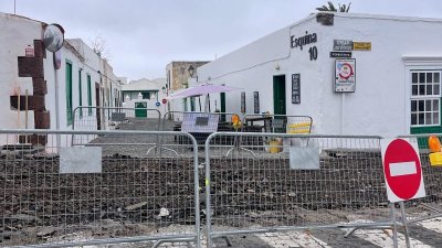 Una calle de La Villa de Teguise en obras.