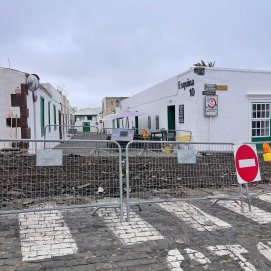 Una calle de La Villa de Teguise en obras.