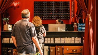 Dos turistas llegan con su perro a su hotel. Reservas. Recepción.