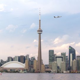 Un avión de Air Canada sobrevuela Toronto
