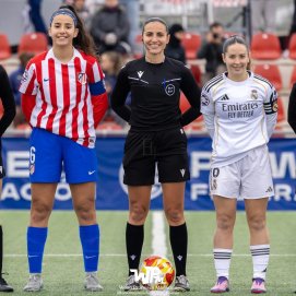 La árbitra lanzaroteña Ágata López durante un derbi. Foto: Cedida.