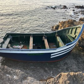 Embarcación llegada por sus propios medios a Caleta del Campo, entre Punta Mujeres y Haría. 