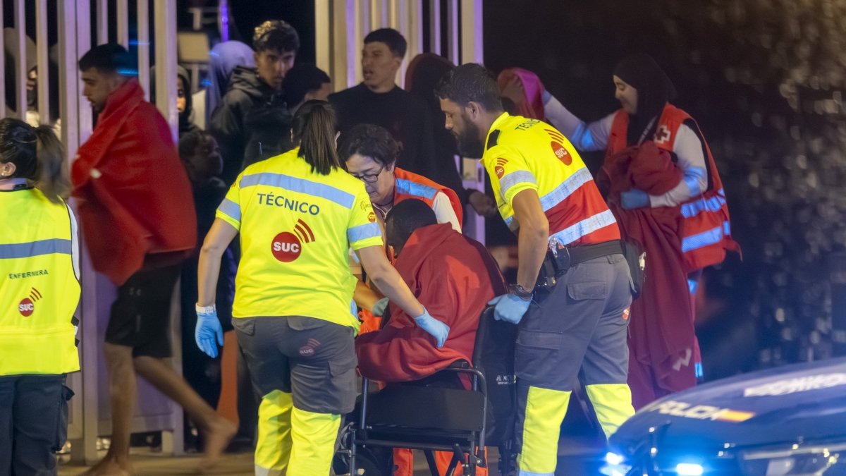 122 people rescued from an inflatable boat near Lanzarote. Photo: Juan Mateos. 122 people rescued from an inflatable boat near Lanzarote. Photo: Juan Mateos.
