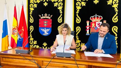 El alcalde de Arrecife, Yonathan de León, y la portavoz del PP y concejala de Recursos Humanos, Eli Merino.