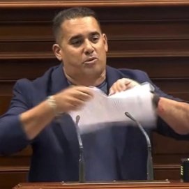 Yoné Caraballo durante su intervención en el Parlamento de Canarias