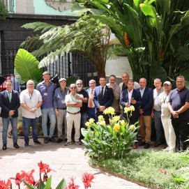 Reunión de colombófilos con Betancort.