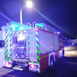 Bomberos en una vivienda de Nazaret. Foto: Cedida.