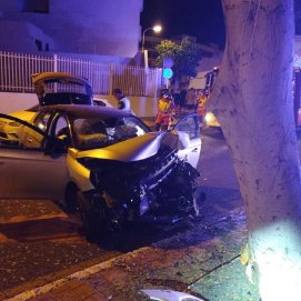Un vehículo se choca contra un árbol en Arrecife