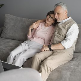 Pareja madura en casa