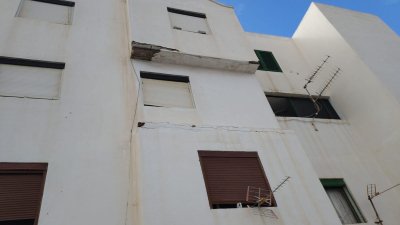 Caída de cascotes de un edificio de Arrecife 