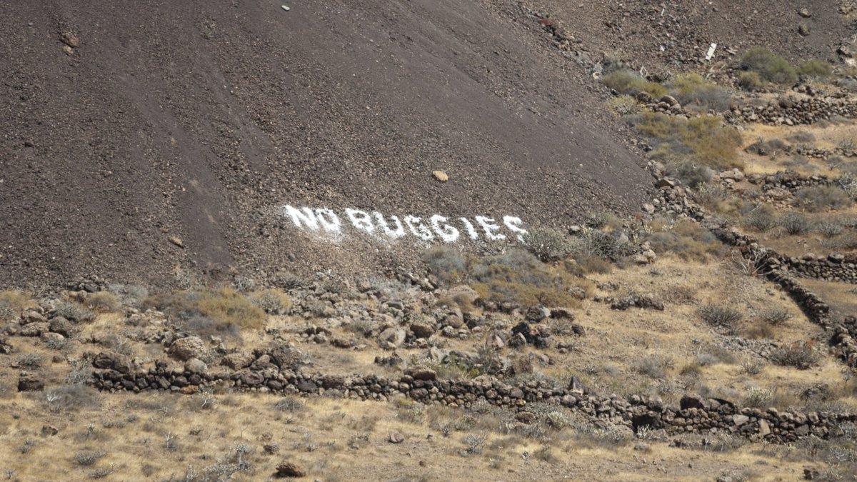 'No buggies' in a mountain in Guatiza. Photo: Juan Mateos. 'No buggies' in a mountain in Guatiza. Photo: Juan Mateos.